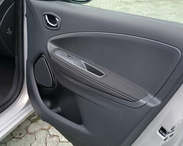 Серый Рено Зое, объемом двигателя 0 л и пробегом 64 тыс. км за 8700 $, фото 27 на Automoto.ua