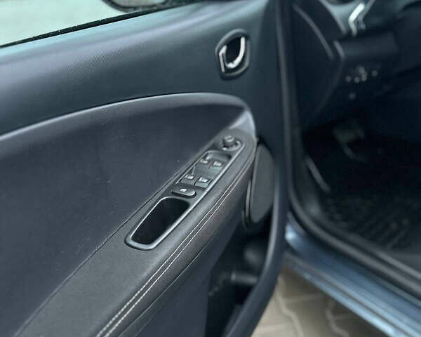 Серый Рено Зое, объемом двигателя 0 л и пробегом 100 тыс. км за 9350 $, фото 7 на Automoto.ua