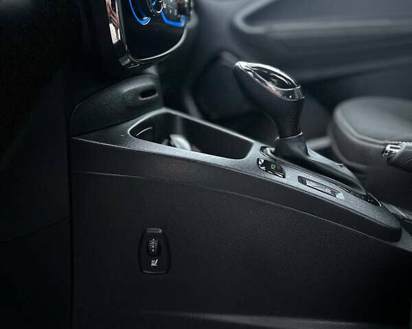 Серый Рено Зое, объемом двигателя 0 л и пробегом 100 тыс. км за 9350 $, фото 8 на Automoto.ua