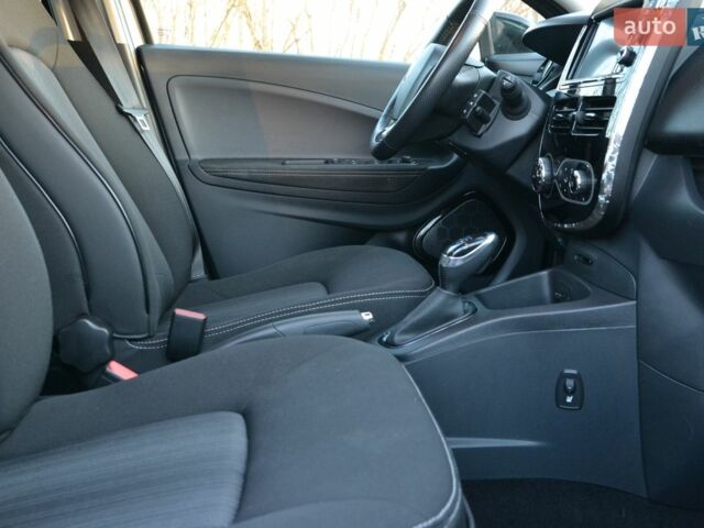 Серый Рено Зое, объемом двигателя 0 л и пробегом 96 тыс. км за 9999 $, фото 19 на Automoto.ua