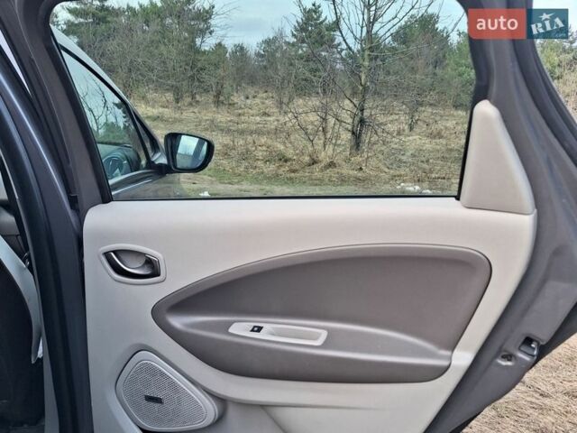 Серый Рено Зое, объемом двигателя 0 л и пробегом 149 тыс. км за 9950 $, фото 19 на Automoto.ua