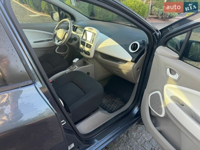 Серый Рено Зое, объемом двигателя 0 л и пробегом 104 тыс. км за 9700 $, фото 7 на Automoto.ua