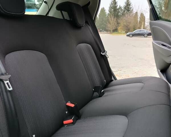 Серый Рено Зое, объемом двигателя 0 л и пробегом 64 тыс. км за 8700 $, фото 26 на Automoto.ua