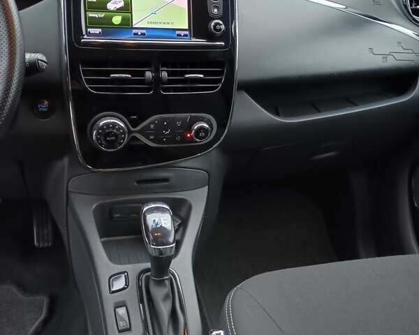 Серый Рено Зое, объемом двигателя 0 л и пробегом 64 тыс. км за 8700 $, фото 19 на Automoto.ua