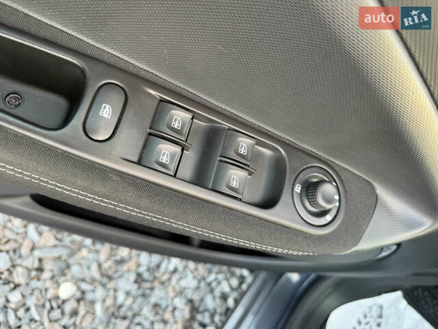 Серый Рено Зое, объемом двигателя 0 л и пробегом 119 тыс. км за 9950 $, фото 29 на Automoto.ua