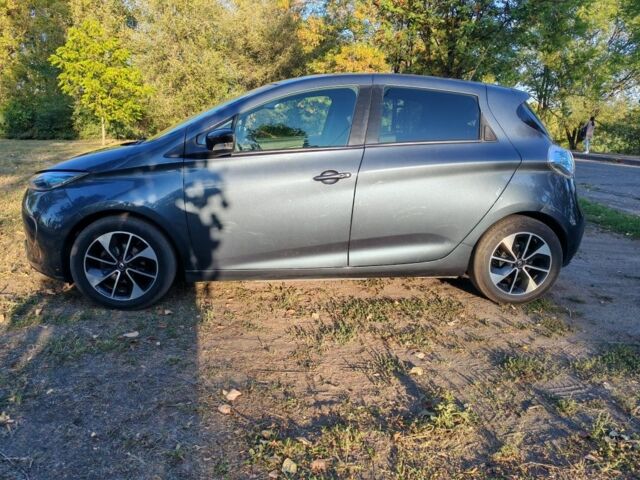 Серый Рено Зое, объемом двигателя 0 л и пробегом 151 тыс. км за 11000 $, фото 2 на Automoto.ua