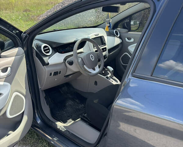 Серый Рено Зое, объемом двигателя 0 л и пробегом 94 тыс. км за 9500 $, фото 5 на Automoto.ua