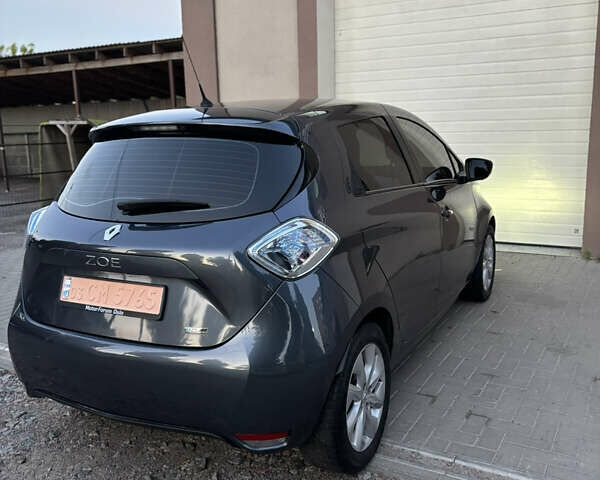 Серый Рено Зое, объемом двигателя 0 л и пробегом 94 тыс. км за 9500 $, фото 20 на Automoto.ua