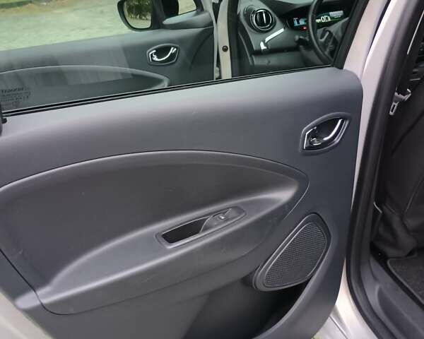 Серый Рено Зое, объемом двигателя 0 л и пробегом 64 тыс. км за 8700 $, фото 22 на Automoto.ua