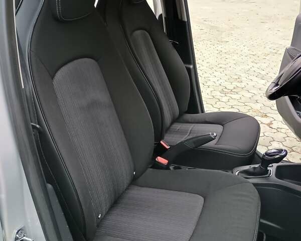 Серый Рено Зое, объемом двигателя 0 л и пробегом 64 тыс. км за 8700 $, фото 29 на Automoto.ua