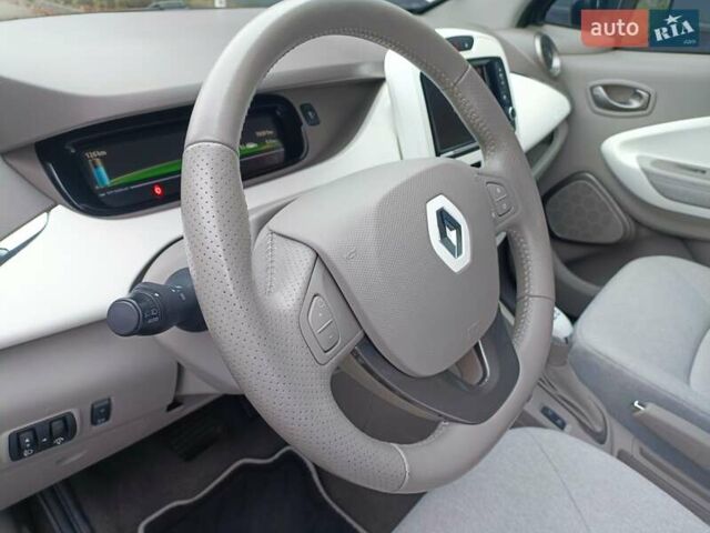 Серый Рено Зое, объемом двигателя 0 л и пробегом 80 тыс. км за 10300 $, фото 9 на Automoto.ua