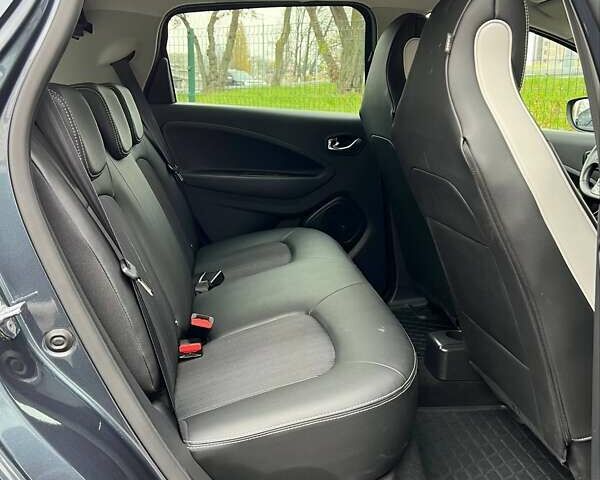 Серый Рено Зое, объемом двигателя 0 л и пробегом 92 тыс. км за 10800 $, фото 17 на Automoto.ua