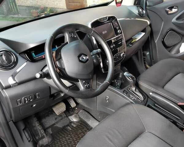 Серый Рено Зое, объемом двигателя 0 л и пробегом 112 тыс. км за 10000 $, фото 5 на Automoto.ua