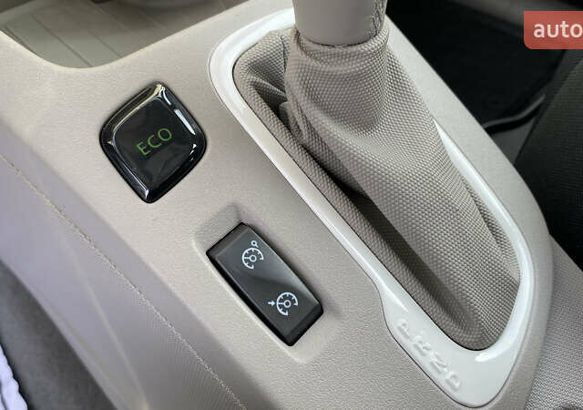 Серый Рено Зое, объемом двигателя 0 л и пробегом 112 тыс. км за 9800 $, фото 33 на Automoto.ua