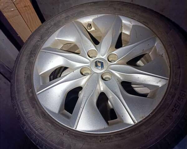 Серый Рено Зое, объемом двигателя 0 л и пробегом 80 тыс. км за 10300 $, фото 26 на Automoto.ua