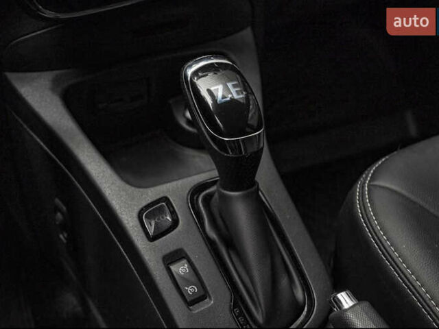 Серый Рено Зое, объемом двигателя 0 л и пробегом 95 тыс. км за 7600 $, фото 16 на Automoto.ua