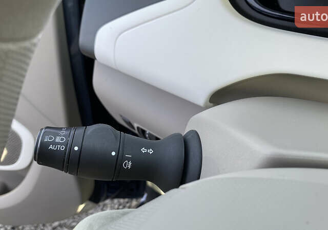 Серый Рено Зое, объемом двигателя 0 л и пробегом 112 тыс. км за 9800 $, фото 71 на Automoto.ua