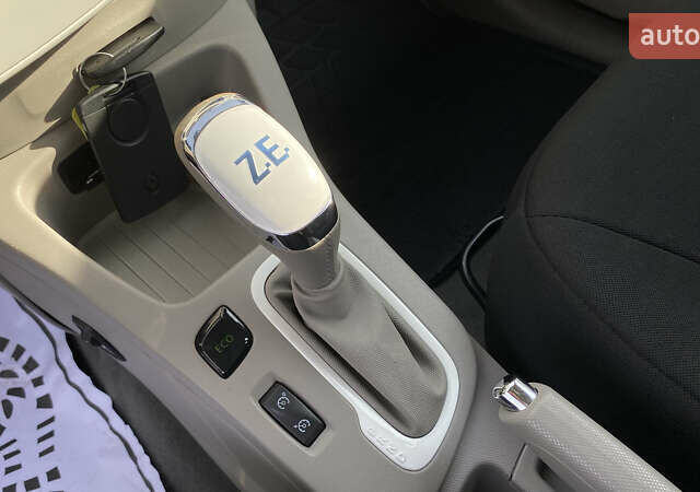 Серый Рено Зое, объемом двигателя 0 л и пробегом 112 тыс. км за 9800 $, фото 32 на Automoto.ua