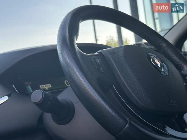 Серый Рено Зое, объемом двигателя 0 л и пробегом 141 тыс. км за 10400 $, фото 17 на Automoto.ua