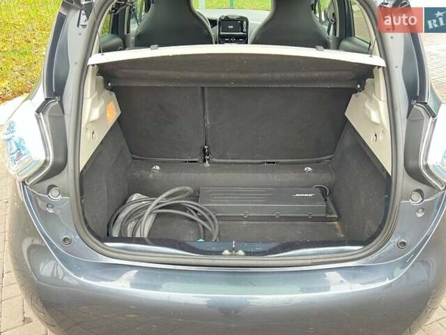 Серый Рено Зое, объемом двигателя 0 л и пробегом 92 тыс. км за 10800 $, фото 18 на Automoto.ua