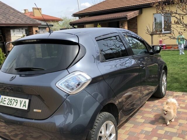 Серый Рено Зое, объемом двигателя 0 л и пробегом 128 тыс. км за 10500 $, фото 4 на Automoto.ua
