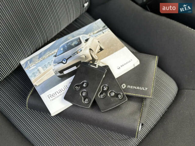 Серый Рено Зое, объемом двигателя 0 л и пробегом 150 тыс. км за 9500 $, фото 14 на Automoto.ua