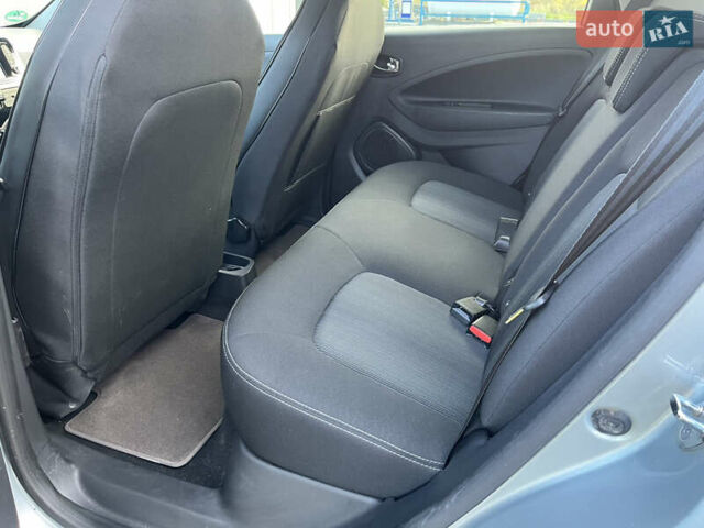Серый Рено Зое, объемом двигателя 0 л и пробегом 72 тыс. км за 10100 $, фото 35 на Automoto.ua
