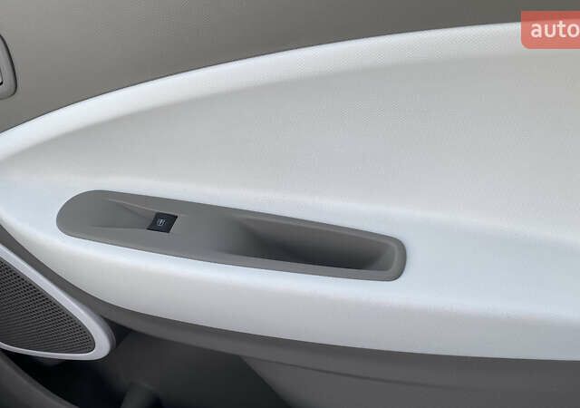 Серый Рено Зое, объемом двигателя 0 л и пробегом 112 тыс. км за 9800 $, фото 69 на Automoto.ua