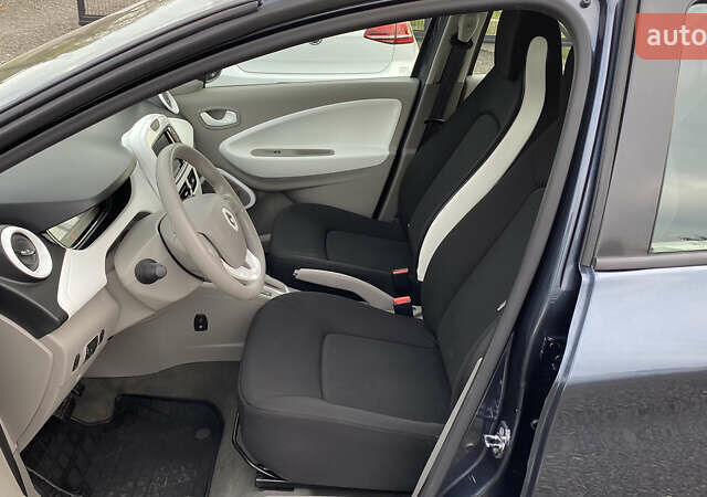 Серый Рено Зое, объемом двигателя 0 л и пробегом 112 тыс. км за 9800 $, фото 39 на Automoto.ua