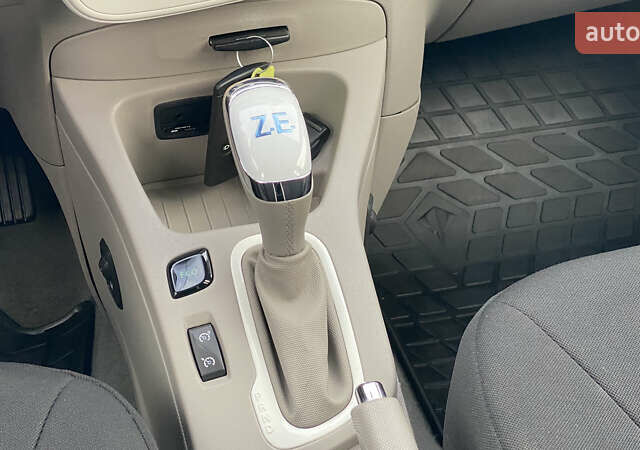 Серый Рено Зое, объемом двигателя 0 л и пробегом 112 тыс. км за 9800 $, фото 47 на Automoto.ua