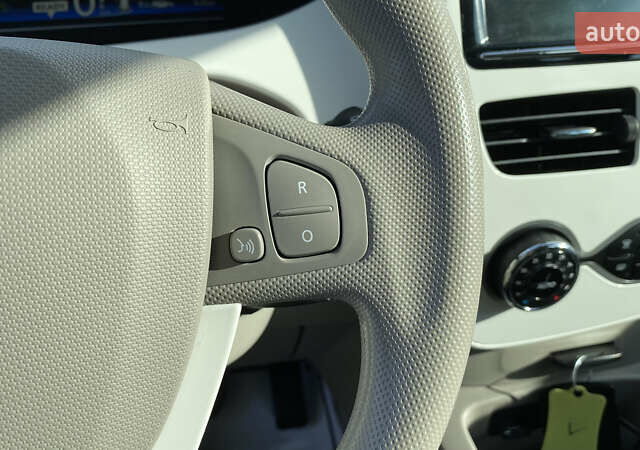 Серый Рено Зое, объемом двигателя 0 л и пробегом 112 тыс. км за 9800 $, фото 70 на Automoto.ua