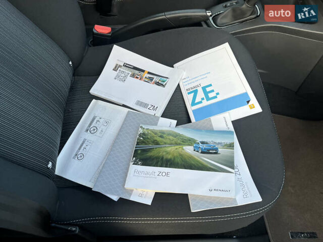 Серый Рено Зое, объемом двигателя 0 л и пробегом 72 тыс. км за 10100 $, фото 39 на Automoto.ua