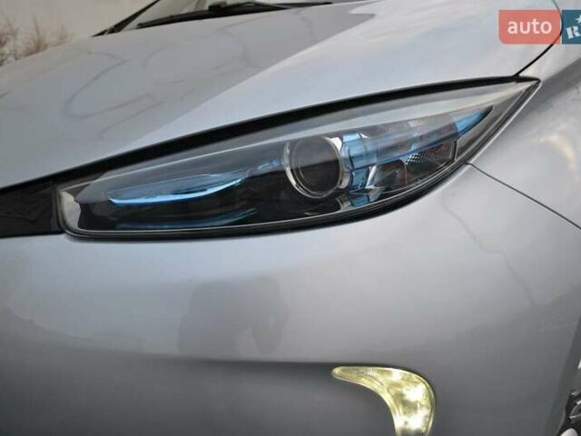 Серый Рено Зое, объемом двигателя 0 л и пробегом 37 тыс. км за 9900 $, фото 8 на Automoto.ua