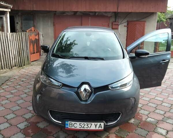 Серый Рено Зое, объемом двигателя 0 л и пробегом 112 тыс. км за 10000 $, фото 3 на Automoto.ua