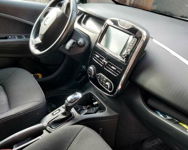 Серый Рено Зое, объемом двигателя 0 л и пробегом 112 тыс. км за 10000 $, фото 6 на Automoto.ua