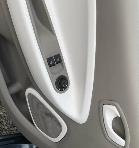 Серый Рено Зое, объемом двигателя 0 л и пробегом 112 тыс. км за 9800 $, фото 54 на Automoto.ua