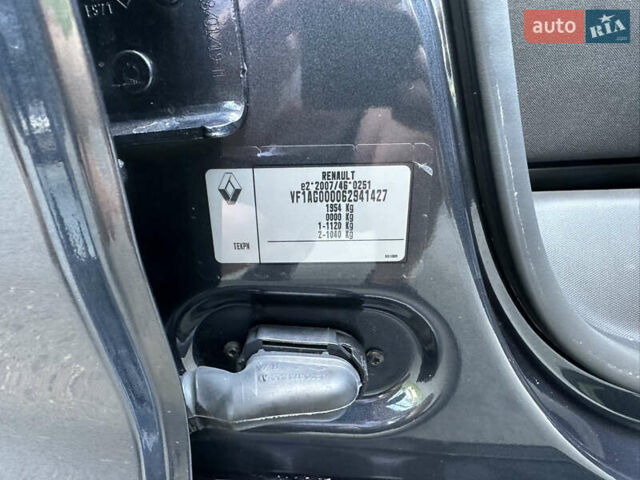 Серый Рено Зое, объемом двигателя 0 л и пробегом 141 тыс. км за 10400 $, фото 19 на Automoto.ua
