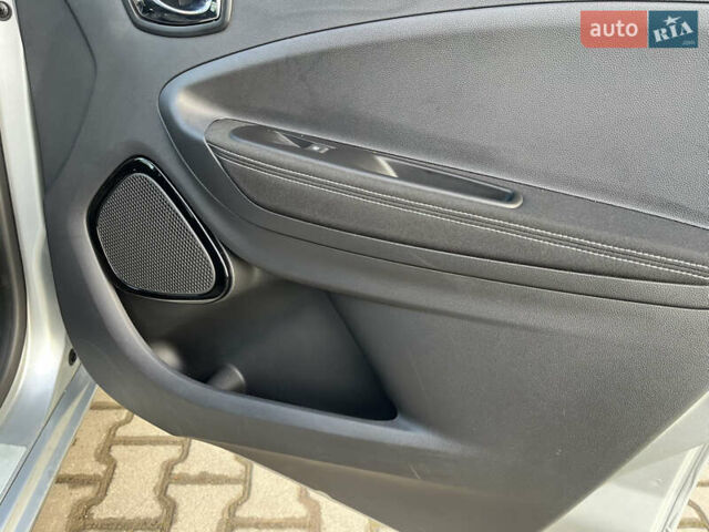 Серый Рено Зое, объемом двигателя 0 л и пробегом 72 тыс. км за 10100 $, фото 36 на Automoto.ua