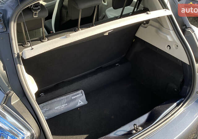 Серый Рено Зое, объемом двигателя 0 л и пробегом 112 тыс. км за 9800 $, фото 66 на Automoto.ua