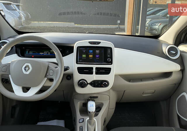 Серый Рено Зое, объемом двигателя 0 л и пробегом 112 тыс. км за 9800 $, фото 63 на Automoto.ua