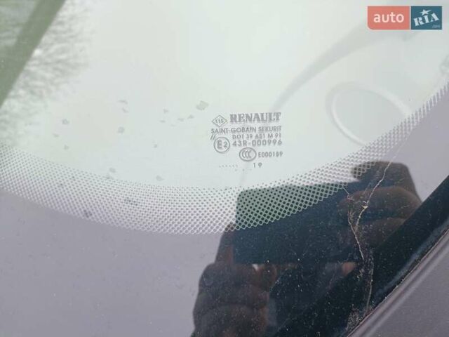 Серый Рено Зое, объемом двигателя 0 л и пробегом 80 тыс. км за 10300 $, фото 17 на Automoto.ua