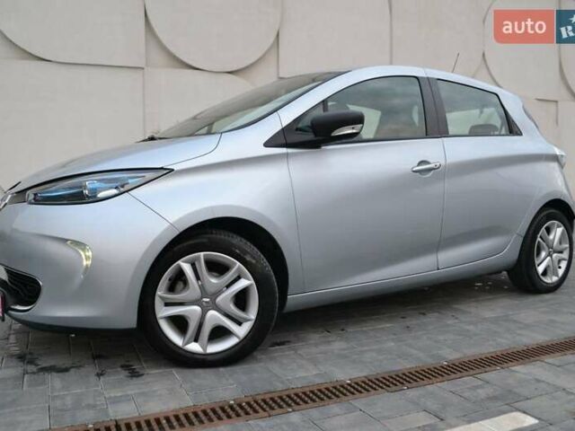 Серый Рено Зое, объемом двигателя 0 л и пробегом 37 тыс. км за 9900 $, фото 3 на Automoto.ua