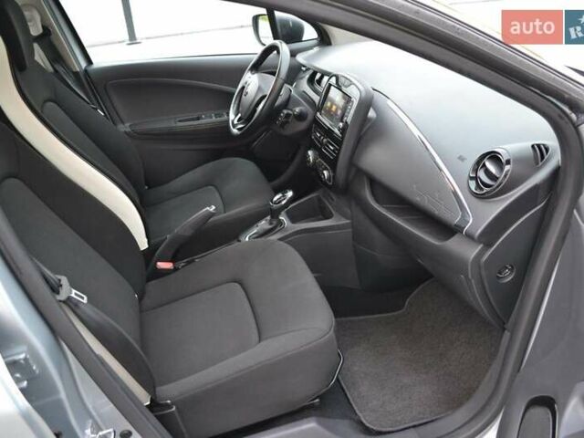 Серый Рено Зое, объемом двигателя 0 л и пробегом 37 тыс. км за 9900 $, фото 9 на Automoto.ua