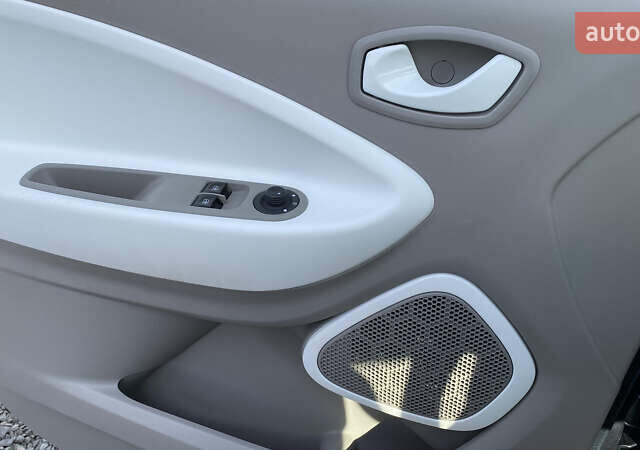 Серый Рено Зое, объемом двигателя 0 л и пробегом 112 тыс. км за 9800 $, фото 68 на Automoto.ua