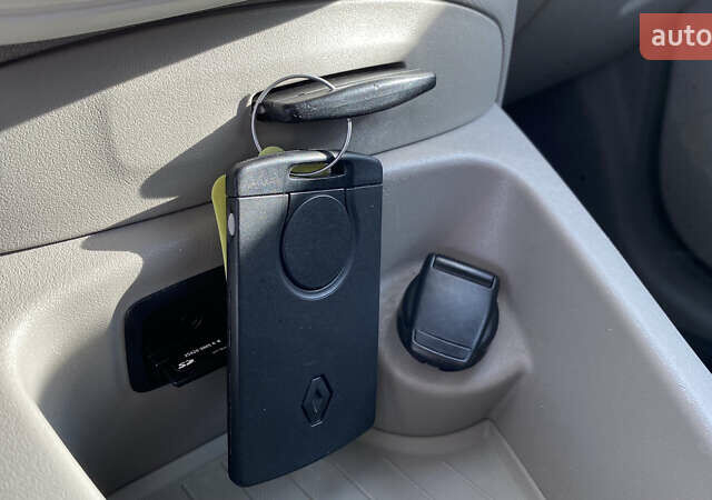 Серый Рено Зое, объемом двигателя 0 л и пробегом 112 тыс. км за 9800 $, фото 34 на Automoto.ua