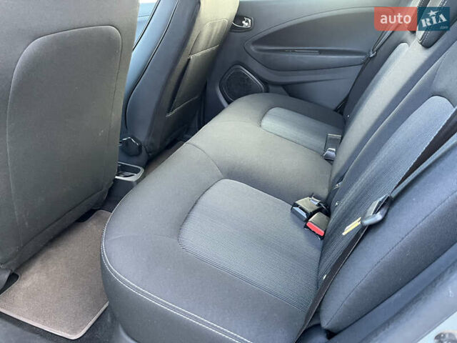 Серый Рено Зое, объемом двигателя 0 л и пробегом 72 тыс. км за 10100 $, фото 34 на Automoto.ua