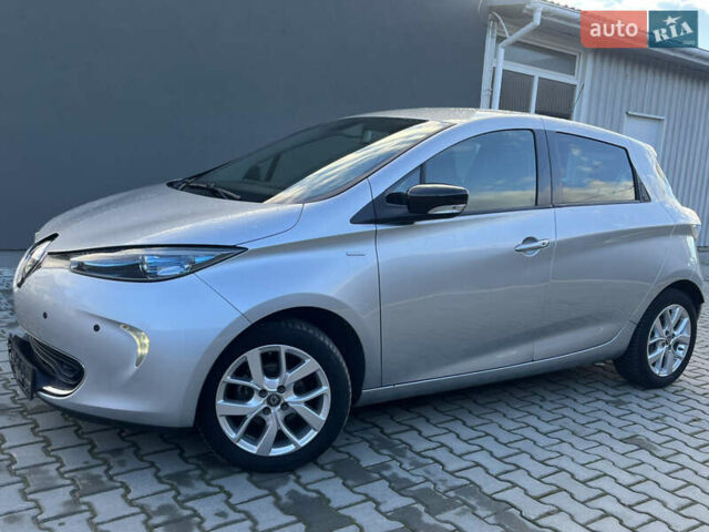 Серый Рено Зое, объемом двигателя 0 л и пробегом 72 тыс. км за 10100 $, фото 7 на Automoto.ua