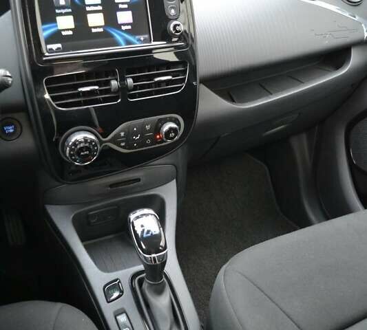Серый Рено Зое, объемом двигателя 0 л и пробегом 37 тыс. км за 9900 $, фото 12 на Automoto.ua