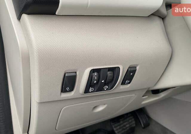 Серый Рено Зое, объемом двигателя 0 л и пробегом 112 тыс. км за 9800 $, фото 55 на Automoto.ua