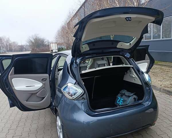 Серый Рено Зое, объемом двигателя 0 л и пробегом 80 тыс. км за 10300 $, фото 3 на Automoto.ua